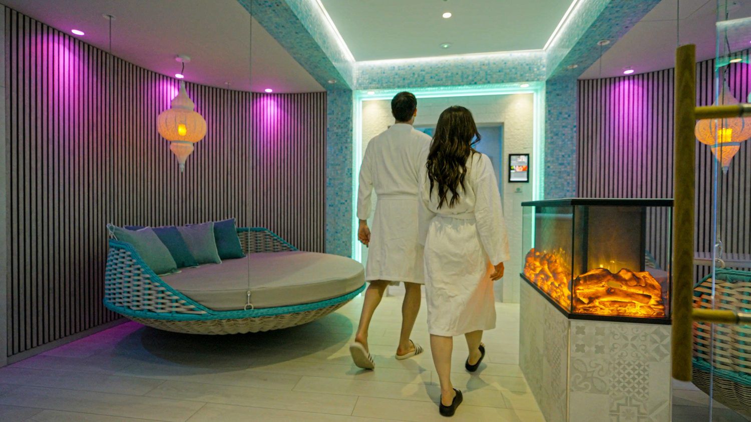 Paar im Bademantel in der privaten Suite