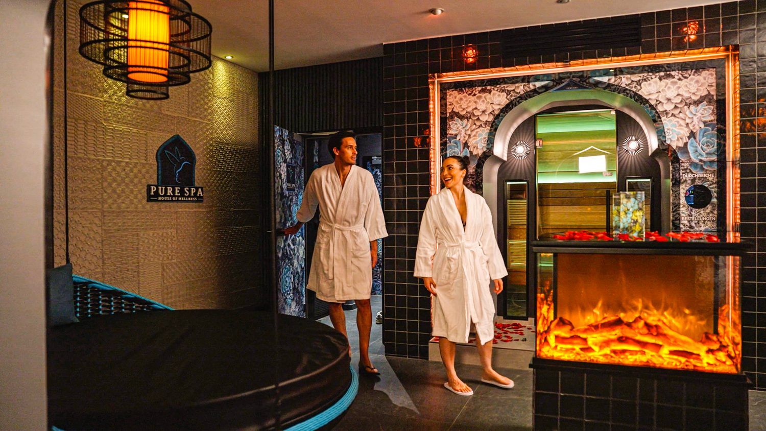 Paar am Kaminfeuer im privaten Day Spa